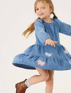 marksandspencer_SS22_Denim_T77_3416E_divci dzinove saty s vysivanymi motyly_2-7let_499Kc-modelka.jpg